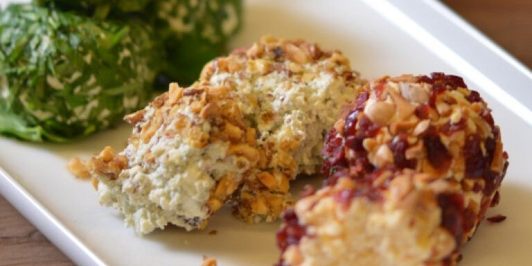 Μπάλες τυριού με αρωματικά, ξηρούς καρπούς και αποξηραμένα φρούτα Μπάλες τυριού με αρωματικά, ξηρούς καρπούς και αποξηραμένα φρούτα